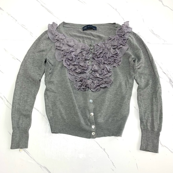 Zara Gray Ruffled Button Down Semi Cropped Lightweight Sweater Size Small - Picture 2 of 9